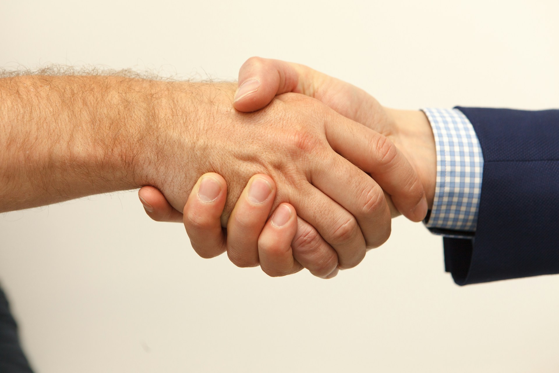 constantin-wenning-idDvA4jPBO8-unsplash Photo illustrant la relation de partenariat solide entre une entreprise et ses clients.