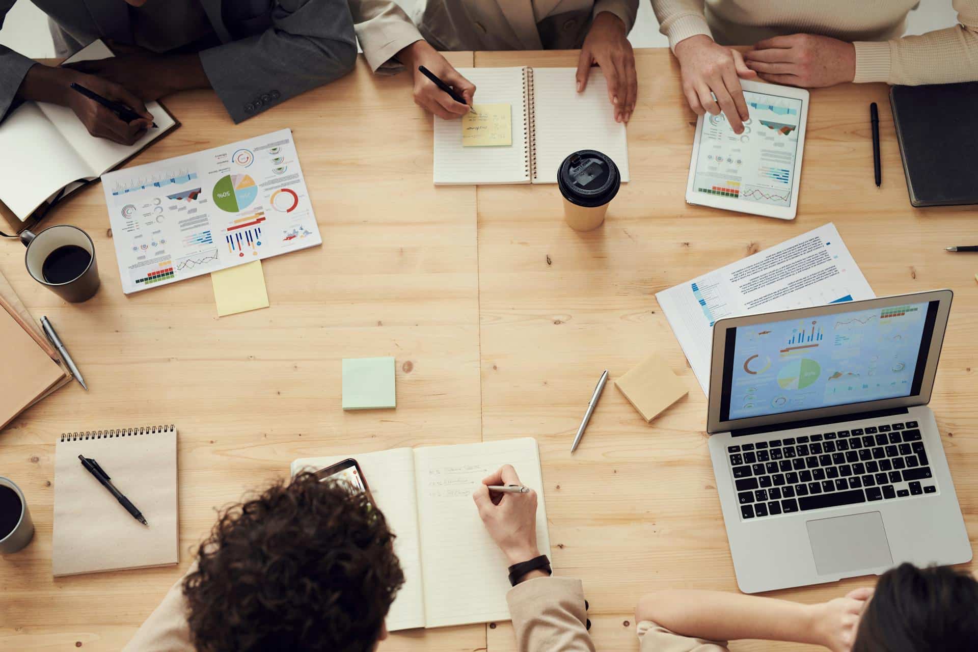 pexels-fauxels-3183186 Équipe en session de brainstorming pour adapter leur stratégie SEO.