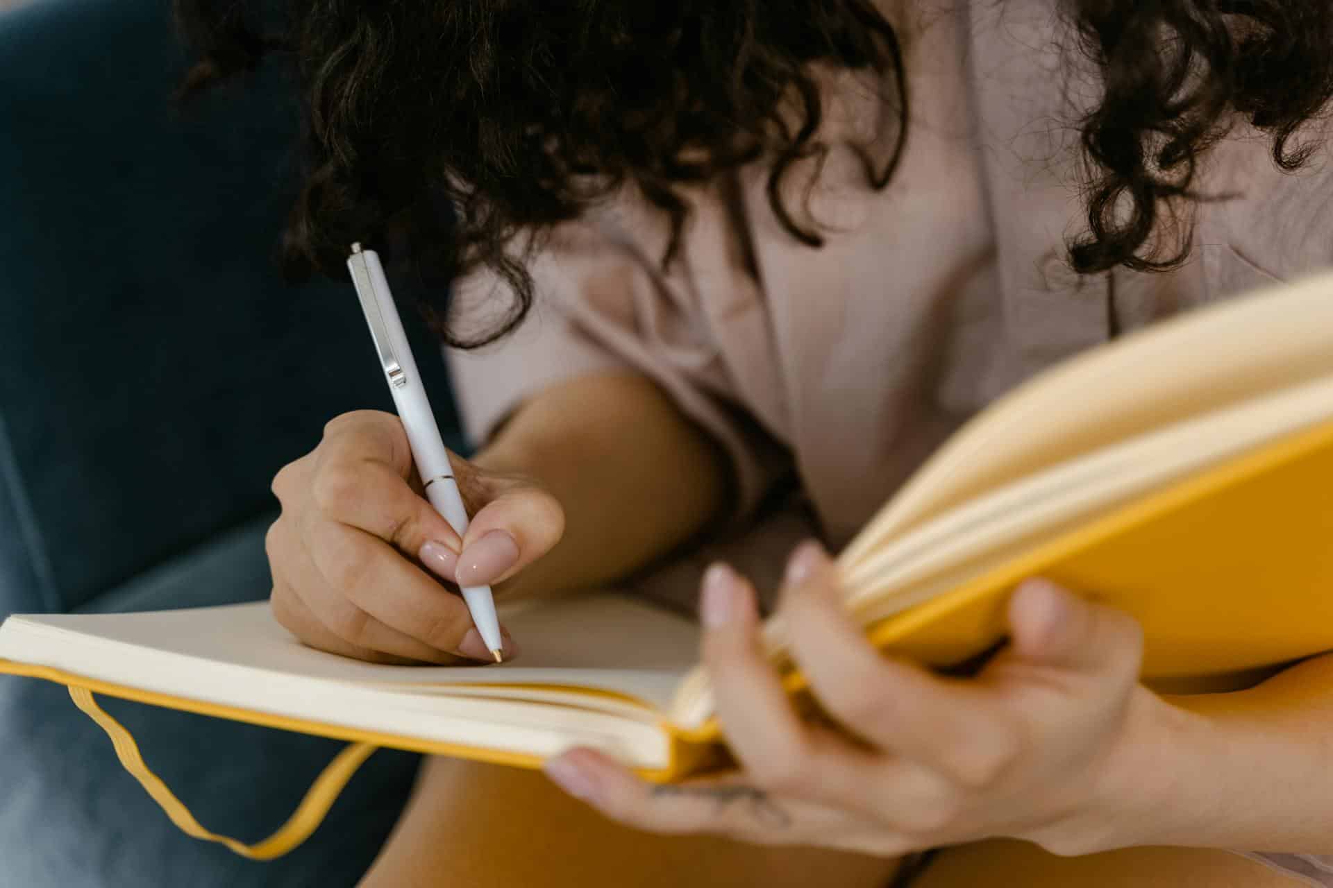 pexels-markusspiske-1679618 Rédacteur web concentré sur la création de contenu.