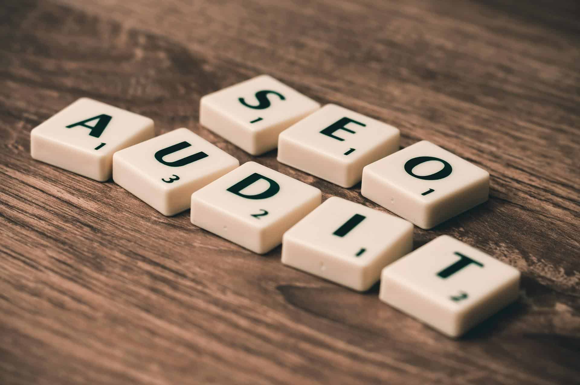 pexels-pixabay-267415 Photo d’une équipe collaborant dans un cadre chaleureux et professionnel.